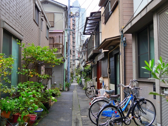 再建築が難しそうな古い家が密集する路地