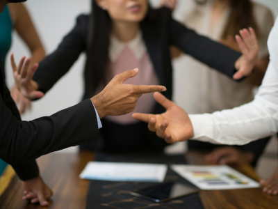 複数人が話し合いで対立している様子